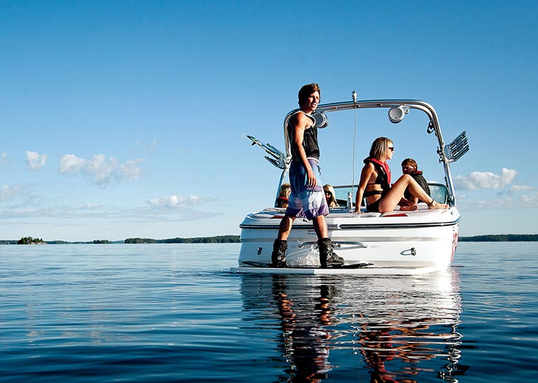 Bateau dans l'eau avec des gens assis à bord