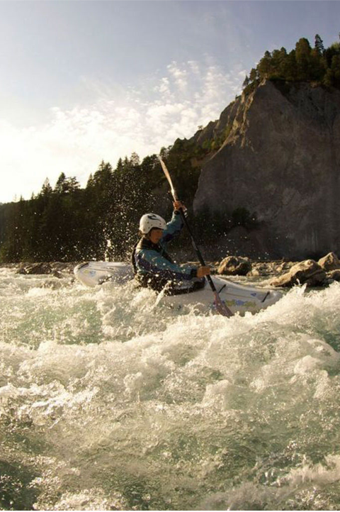 Personne pagayant dans les rapides d'eau vive