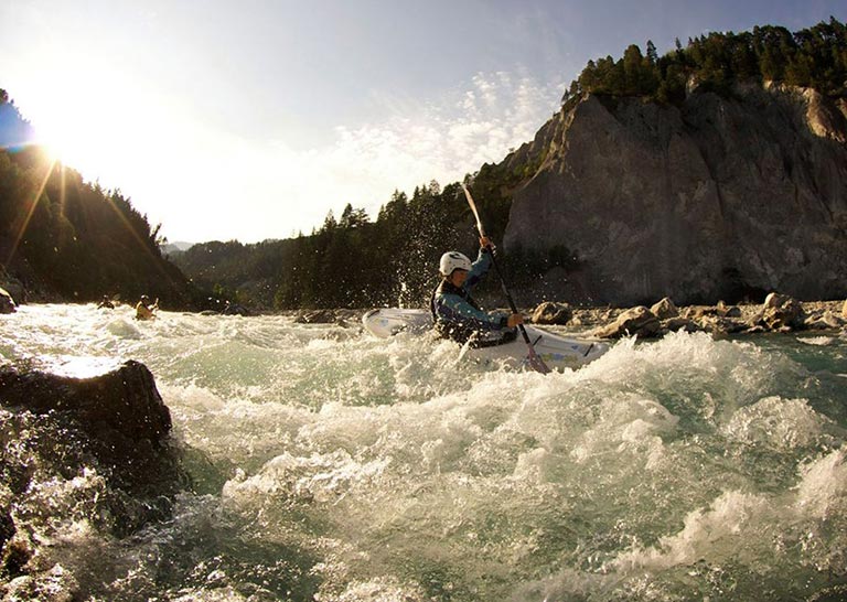 Personne pagayant dans les rapides d'eau vive