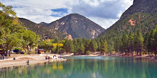 Beach-goers on the shore of a New Mexico lake.